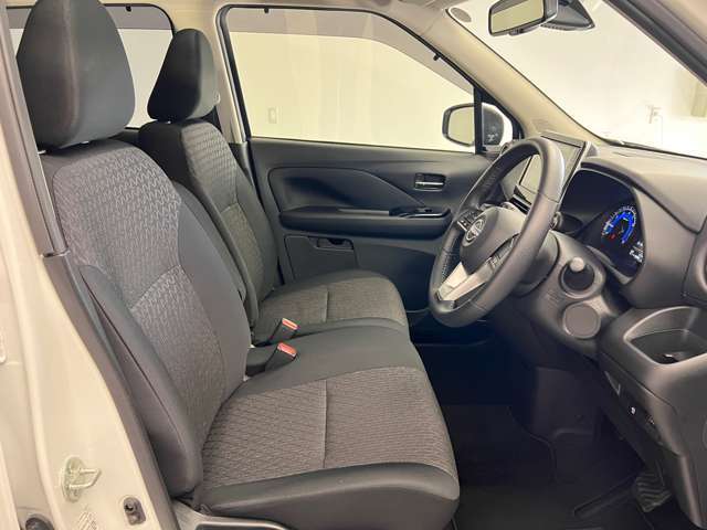 ゆったりと座れる運転席シートですのでストレスなく運転が出来ますよ！