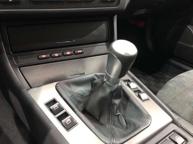 現車を見るのが難しい遠方の方は、ご依頼個所の写真をお撮りします。画像で確認が困難なキズはマーキングし、画角を変えて撮影した画像をお送りするよう心掛けております。