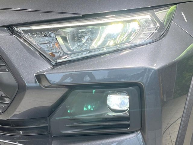 【LEDヘッドライト】悪天候や夜間走行時も良好な視界を確保し安心して運転できる高輝度LEDヘッドライトを装備！点灯速度が早く、消費電力も抑えられています。