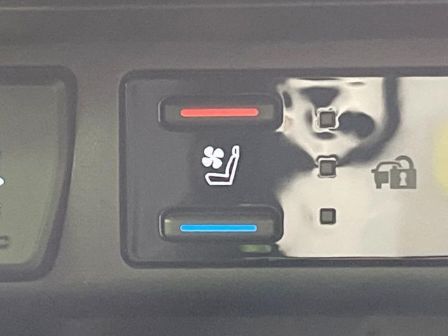 【シートベンチレーション】夏場は涼しい風でお尻や背中の熱やムレを防ぎ、冬はエアコンよりも早く温まってポカポカに！季節を問わず快適に過ごせます。