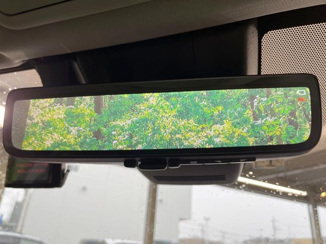 【デジタルインナーミラー】後席の大きな荷物や同乗者で後方が確認しづらい時でも安心！カメラが撮影した車両後方の映像をルームミラー内に表示。クリアな視界で状況の確認が可能です！