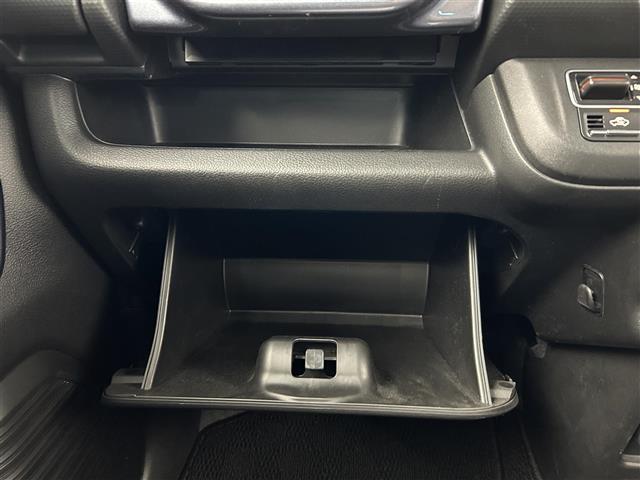 【グローブボックス】車検証ケースや、日頃使う小物類の収納に便利ですね！