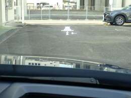 【ヘッドアップディスプレイ】メーターの上部に走行情報をディスプレイで表示します。車速などのクルマの現在の走行状況が把握できます。