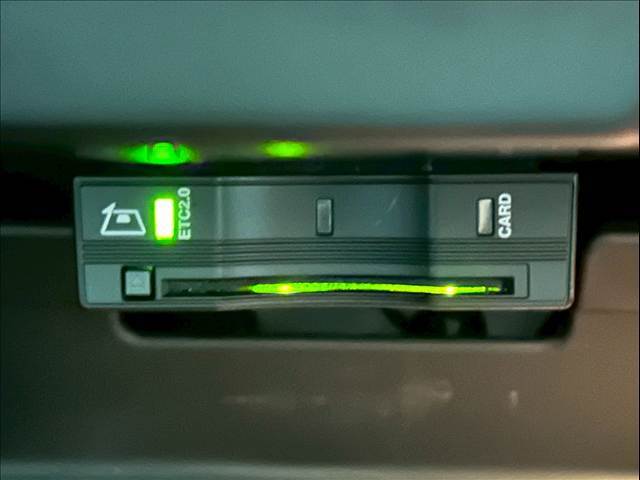 【ETC車載器】を装備しておりますので、ご納車直後からの遠距離ドライブも可能です。土日の利用料金の割引や、朝夕の通行料金を割引料金で高速道路をお楽しみいただけます。