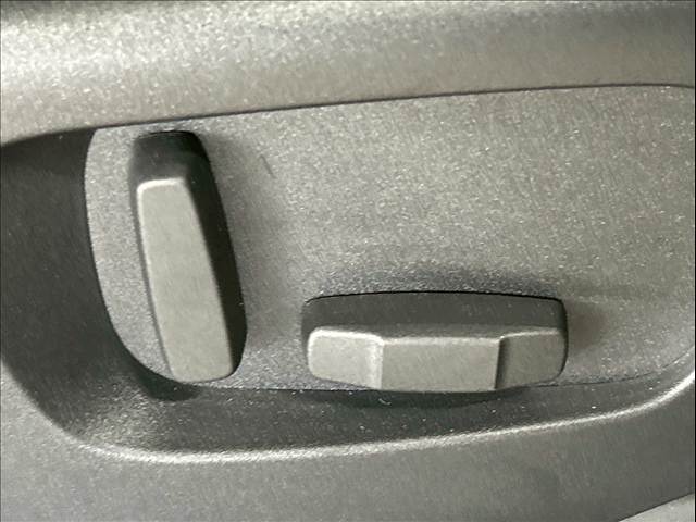 パワーシート装備でお好みのドライビングポジションに設定可能です。