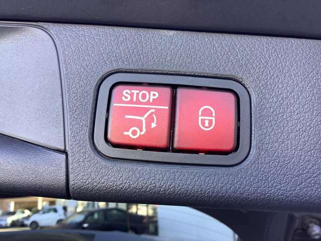 EASY-PACK自動開閉テールゲートは、テールゲートのスイッチで電動で閉められ、運転席やエレクトロニックキーのスイッチで開閉できます。