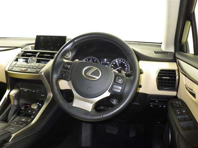 運転の際、常に目にする部分だけにシックで飽きのこないデザインが良いですね。
