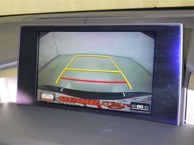 バックモニターも装備しております。バックギアに入れるとナビ画面に車の後方が映し出されます。これで後方確認も安心！