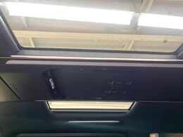 【左右独立ムーンルーフ】2列目左右席にそれぞれ配置されたガラスルーフ！日差しに合わせて片側だけシェードを閉めることも可能です！