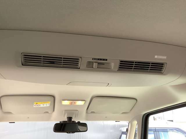 ルーフに取り付けたファンで、風を後席にも送風。空気を効率的に循環させることで、室内空間の温度を均等に保ちます。