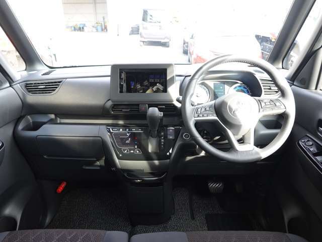 手の届く範囲に収納スペースも豊富なインパネ周り。ドリンクホルダーも運転席・助手席に付いています。