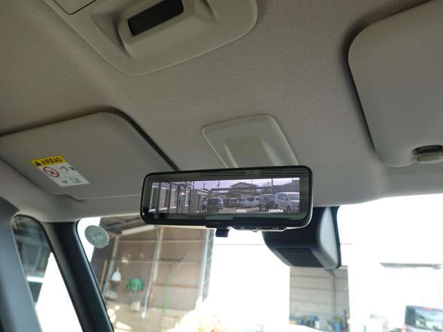 デジタルルームミラー付きで後方の視界良好です。