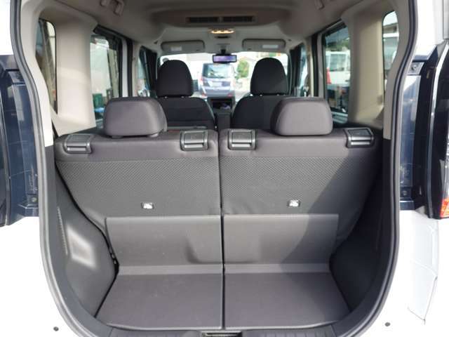 後席シートは分割で折り畳みができます。乗車スペースを確保しながら長い荷物も積み込みができます。