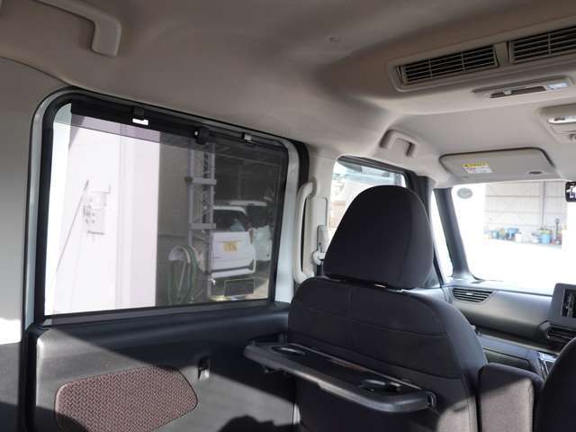 後席にロールサンシェードとテーブル装備で快適ドライブがたのしめます。