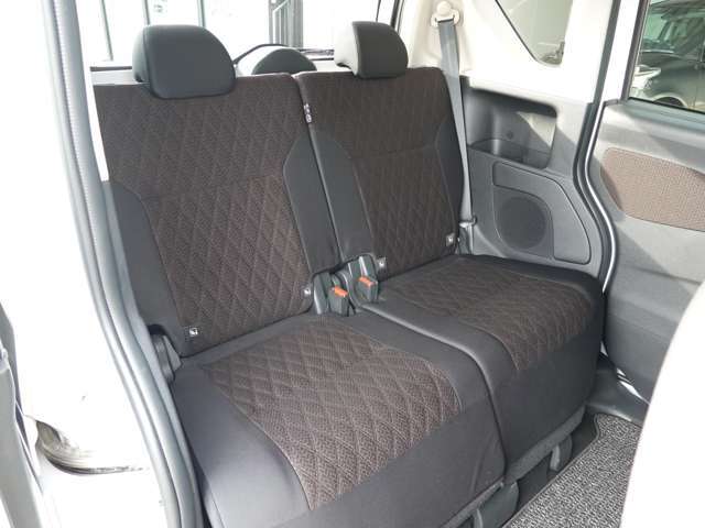 後部座席は前後スライドとリクライニング機能がついているので、快適なドライブをサポートしてくれます。