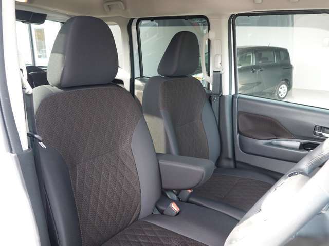 運転席のシートは、スライド・高さ調整ができるので、自分に合ったポジションを確保できます。