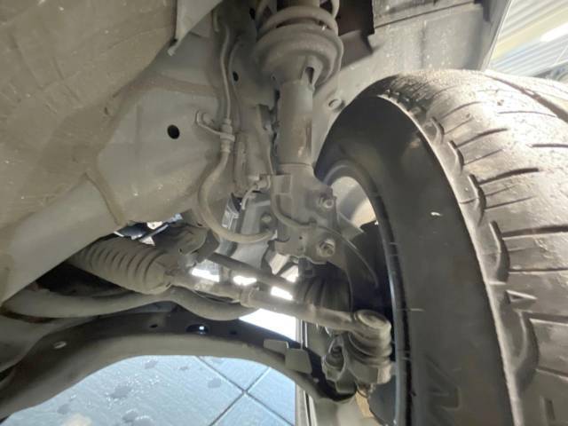 お車を安心してお乗りいただく為には、足回りの定期点検が欠かせません。サービスサポート（有償保証）では無料点検もご提供しており、安心のカーライフをお過ごしいただけるサポート体制が整っています。