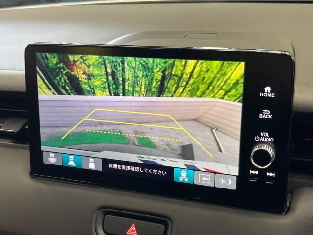 【バックカメラ】駐車時に後方がリアルタイム映像で確認できます。大型商業施設や立体駐車場での駐車時や、夜間のバック時に大活躍！運転スキルに関わらず、今や必須となった装備のひとつです！