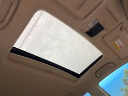 【サンルーフ】開放感たっぷりの希少装備、サンルーフが装着されています！車内に明かりを取り入れたり景色を楽しむ以外にも、車内の空気も簡単に換気できて快適です！