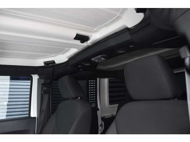 「カーセンサーを見て電話しました」とお伝えください。お車の車両状態(装備内容・キズ)は店舗直通【 073-435-5300 】までお電話お待ちしております。全国納車可能です。納車方法に関してもお気軽にご相談ください。