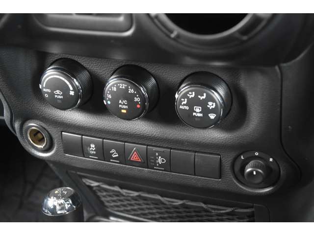 「カーセンサーを見て電話しました」とお伝えください。お車の車両状態(装備内容・キズ)は店舗直通【 073-435-5300 】までお電話お待ちしております。全国納車可能です。納車方法に関してもお気軽にご相談ください。