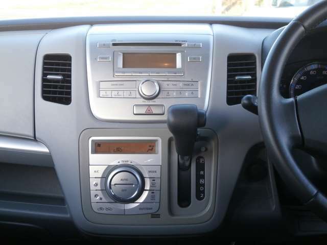 純正CD♪オートエアコンですので車内の温度を一定に保て快適です♪