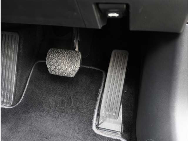 オルガン式アクセルペダル採用で運転時の疲労軽減し、とっさの踏み間違いも置きにくくなります。