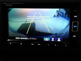 バックも安心のリアカメラ付いています。リアカメラがあると、いつでも安全にバックできますね。死角も減ります。3ビュー切り替え、ガイド線表示なので便利です。