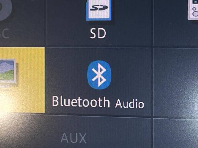 ●Bluetooth：お手持ちのスマートフォンなどと接続し、ハンズフリー通話や臨場感溢れるミュージック再生をお楽しみいただけます。無線接続ですので煩わしさもありません♪