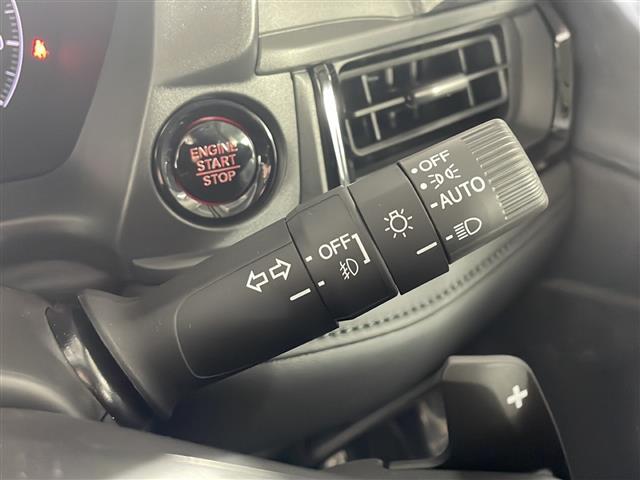 【オートライト（AUTO）】外の明るさをシステムが感知して、自動でヘッドライトが点灯します！ヘッドライトをつけ忘れを防ぐ便利機能です。
