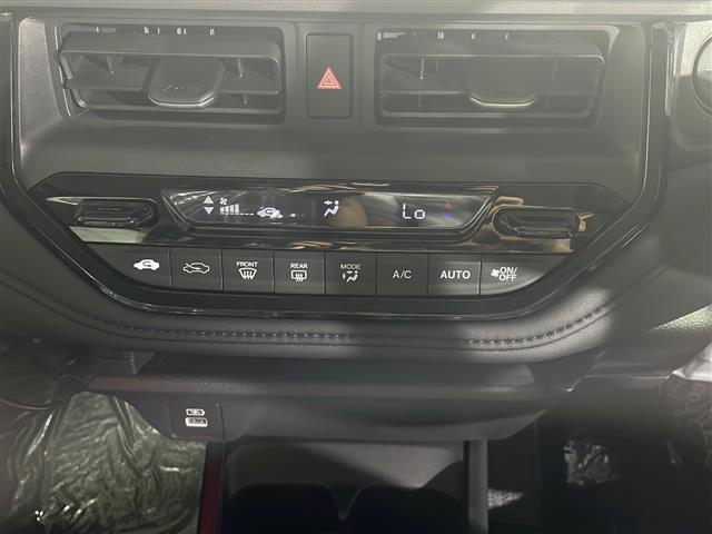 【オートエアコン】車内温度を感知して自動で温度調整をしてくれるのでいつでも快適な車内空間を創り上げます！