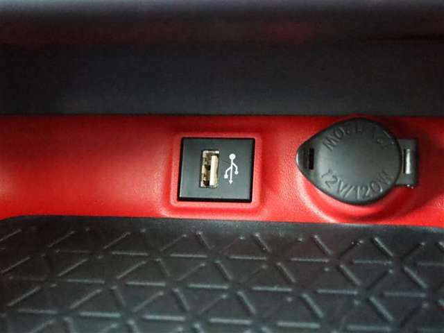 USB/HDMI接続ポートは、シフトレバーの奥にあります！