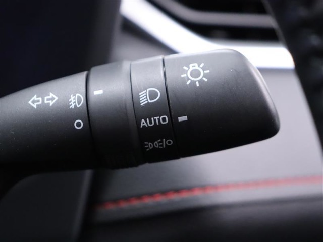 新法規対応で暗くなったら自動でヘッドライトの点灯をサポートしてくれます！任意での操作も可能！