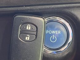 【スマートキー】カバンやポケットに入れたままでもドアの施錠・解錠が可能なスマートキーを装備。エンジンのオン・オフ時もカギを取り出す必要が無いからとっても便利です♪