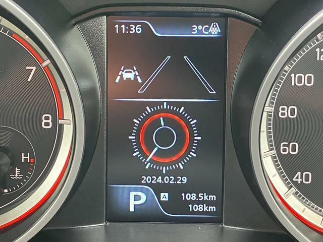 見やすいメーターです。平均燃費や航続可能距離などを表示するインフォメーションディスプレイが、ドライブに役立ついろいろな情報を表示してくれます。