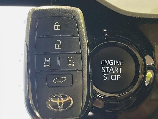 【スマートキー】カバンやポケットに入れたままでもドアの施錠・解錠が可能なスマートキーを装備。エンジンのオン・オフ時もカギを取り出す必要が無いからとっても便利です♪