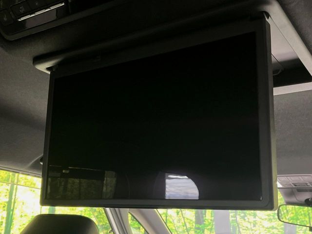 【12.8型フリップダウン】大画面モニターで後席でもエンタメをお楽しみいただけます。家族や友人とお出かけする機会が多い方に大人気です♪