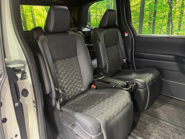 後部座席も気になるようなキズ・汚れやへたり等、大きなダメージはなく、良好な状態です。