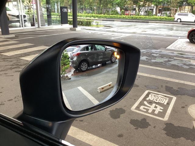 左右の車線から近づいてくる車をミラー内の警告灯ででお知らせ。後方の死角をカバーしてくれます。