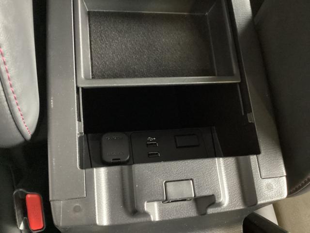USBポートはアームレストの中に！音楽再生はもちろん充電もできます。