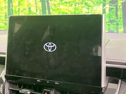 【10.5インチナビ】高級感とインパクトのある大画面ナビを装備。各種オーディオ操作はもちろん、スマホ連携もできる利便性の高いナビです♪