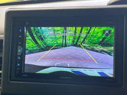 【バックカメラ】駐車時に後方がリアルタイム映像で確認できます。大型商業施設や立体駐車場での駐車時や、夜間のバック時に大活躍！運転スキルに関わらず、今や必須となった装備のひとつです！