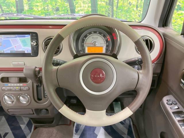 インテリアに合わせたデザインのステアリングは、運転される方のことも考え、運転しやすい形状、大きさです。是非一度、実際に触ってお確かめください。