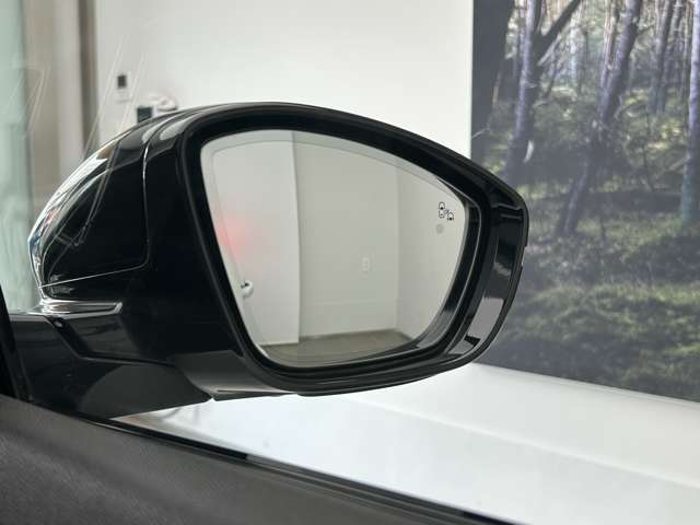後方から接近する車両を検知し、ドアミラー内の警告灯で知らせるブラインドスポットモニター！