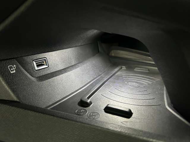 スロープ状になったセンターコンソールの空洞になった部分には、携帯端末の非接触型充電機能が備わります！