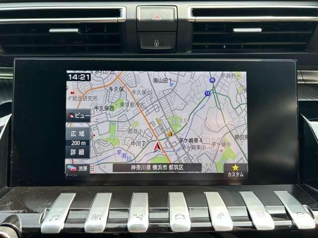 純正ナビ＆フルセグTV！ピアノの鍵盤のようなスイッチが特徴的です！