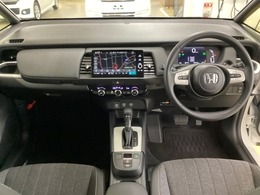 車内は光触媒抗菌消臭施工済です。インパネ周りはスタイリッシュなデザインで機能や装備も充実しています。グローブボックスやカップホルダーのほかにトレーなどたくさんの収納スペースが付いています。