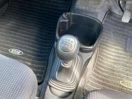 5速マニュアル車です。