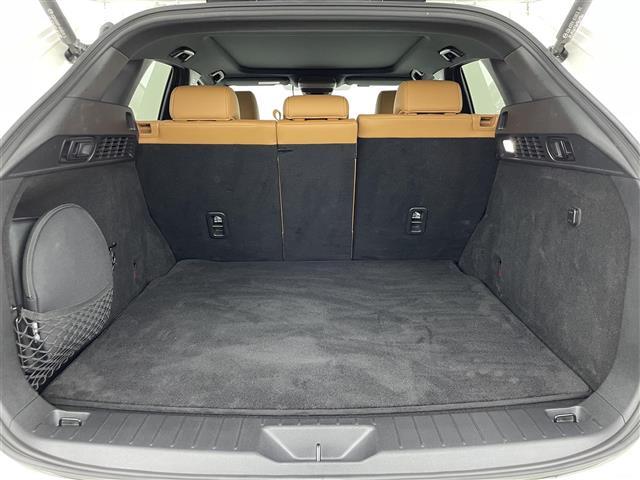 【トランク】積み込みやすくて、たっぷり積める荷室です。シートアレンジできるものは、乗車人数と荷物の量や大きさによってシートを動かすことができるので、より快適なドライブが可能です！