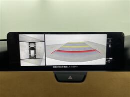 【360°ビュー・モニター】まるでクルマを真上から見下ろしたかのような視点で駐車をサポートします！クルマの斜め後ろや真横など、前後左右の4つのカメラの映像が合成されて、モニターに映し出されます。